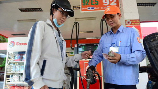 Anh Nguyễn Việt Đức (Q.Bình Thạnh, TP.HCM) chọn đổ xăng E5 vì có giá thấp hơn các loại xăng khác - Ảnh: Quang Định